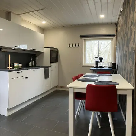 Erillistalo Keskustassa Lägenhet